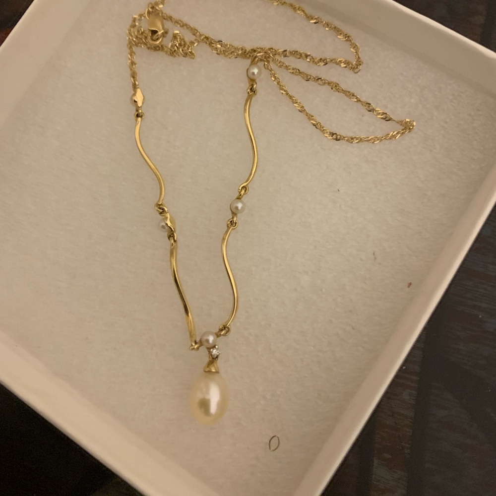 Pearl drop necklace